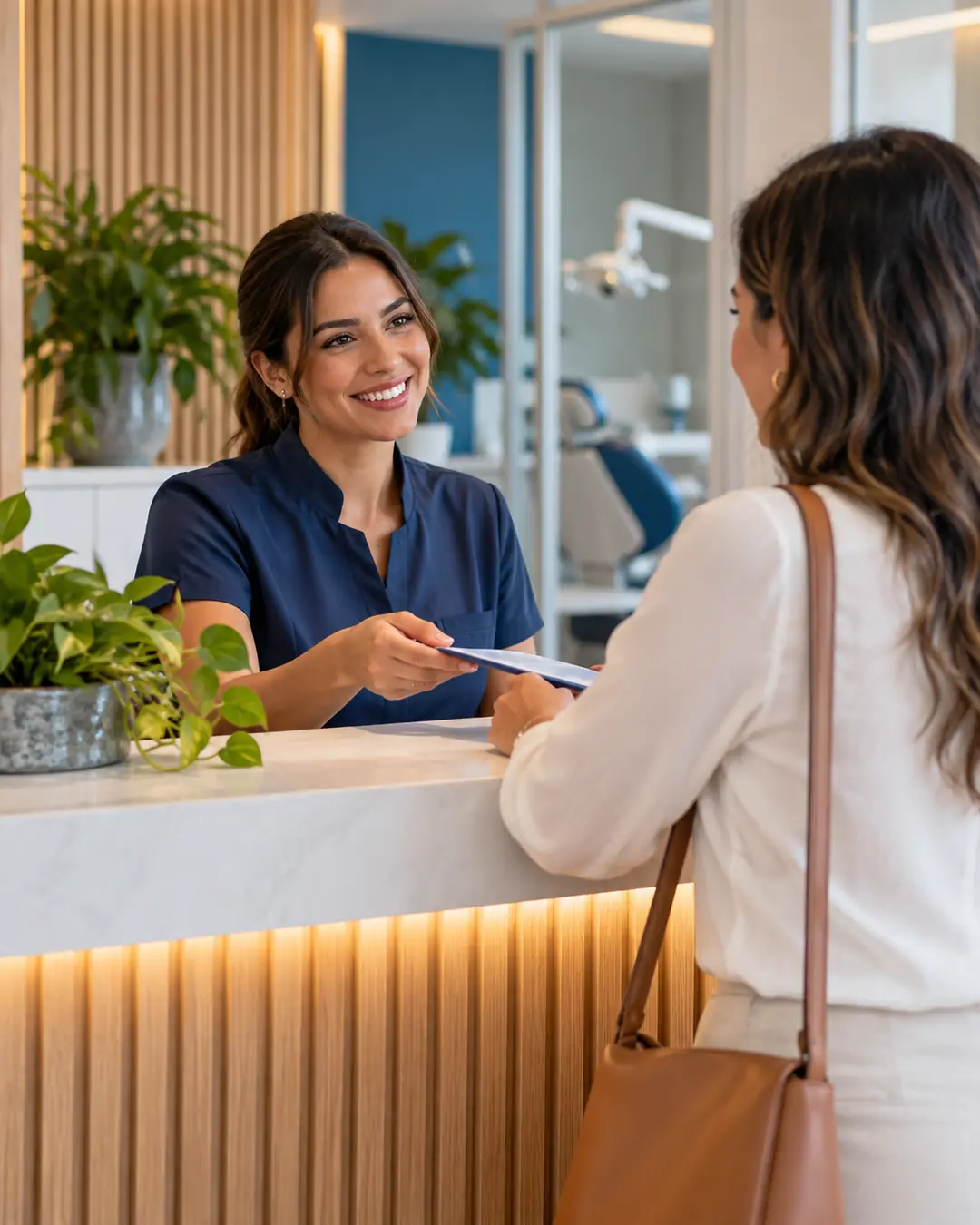 Recepção de clínica moderna, com recepcionista atendendo um paciente